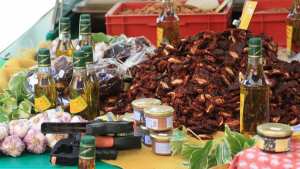 Figues, huile d’olive, miel, glands et cerises cédés à des prix hallucinants Plongée dans l’univers des produits du terroir