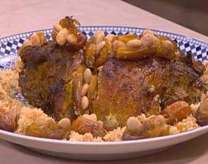 Epaule d'agneau farcie au couscous et aux dattes (Dal'aa m'amra b'kasksou watmar)