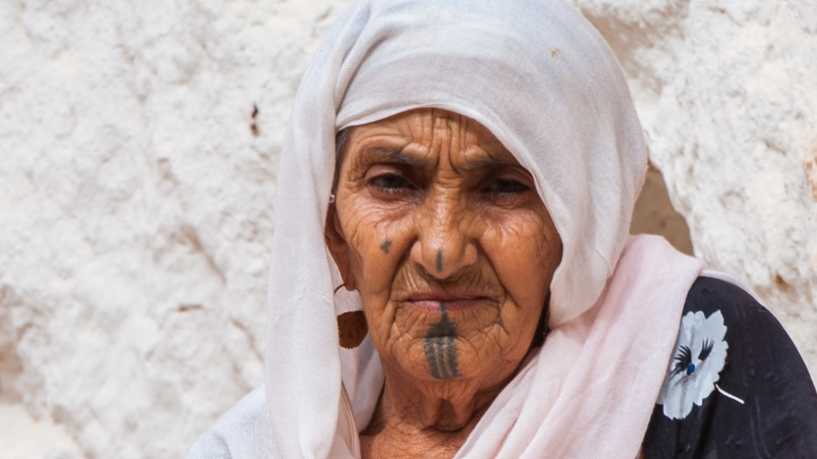 الوشم.. ماذا وراء رموز غامضة تزين وجوه الأمازيغيات؟