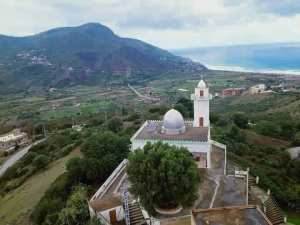 تعد أزفون كثيرا من أولياء الله الصالحين منهم من دفن بالمنطقة و منهم من