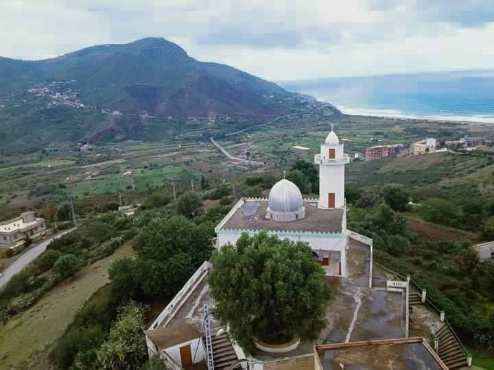 تعد أزفون كثيرا من أولياء الله الصالحين منهم من دفن بالمنطقة و منهم من