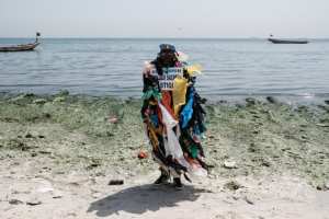 Planète (Sénégal/Afrique) - Vêtu de déchets, ce Sénégalais milite contre la pollution plastique