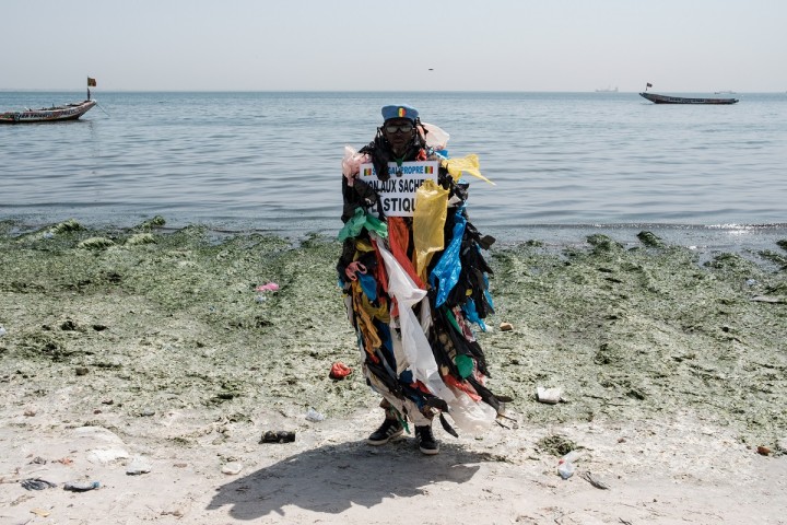 Planète (Sénégal/Afrique) - Vêtu de déchets, ce Sénégalais milite contre la pollution plastique