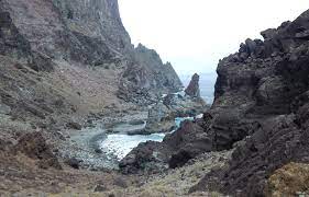 Planète (Amérique du Sud) - Au Brésil, des croûtes de déchets plastiques se sont formées dans des rochers