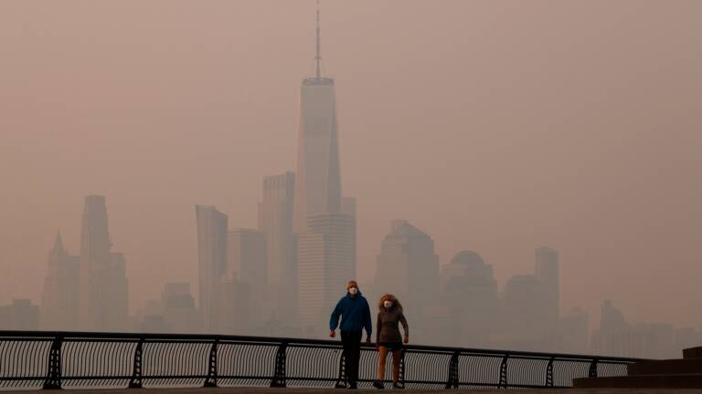 Planète (Etats-Unis/Amérique du Nord) - New York plongée dans les fumées des feux de forêts au Canada