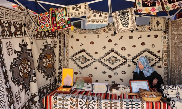 Khenchela: 28 artisans à l’ouverture du Salon national du tapis