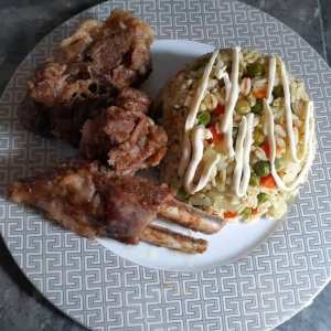 Viande cuite à la cocotte et salade