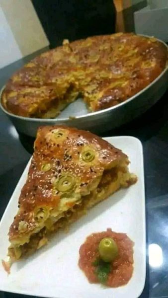 خبزة تركية محشية بالجبن و اللحم المفروم