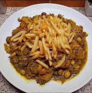 مريقة بالدجاج تقدم مع الفريت والزيتون الأحمر