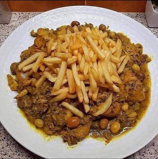 مريقة بالدجاج تقدم مع الفريت والزيتون الأحمر