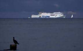 Planète (Europe) - Suède: En s’échouant, un ferry laisse échapper une nappe de carburant