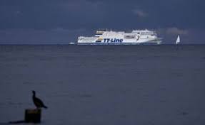 Planète (Europe) - Suède: En s’échouant, un ferry laisse échapper une nappe de carburant