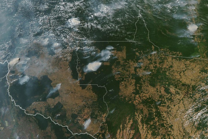 Planète (Amérique du Sud) - Les feux en Amazonie menacent de ruiner la baisse de la déforestation