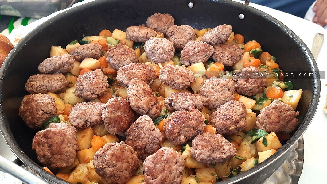 Légumes frits en marmite avec des pommes de terre, des carottes et des boulettes de viande hachée