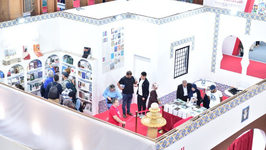 Stand de Casbah Éditions Défilé d'écrivains et de lecteurs