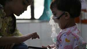 Planète (Inde/Asie) - 'Il ne fait que pleurer et tousser': les enfants, premières victimes de la pollution de l'air à New Delhi