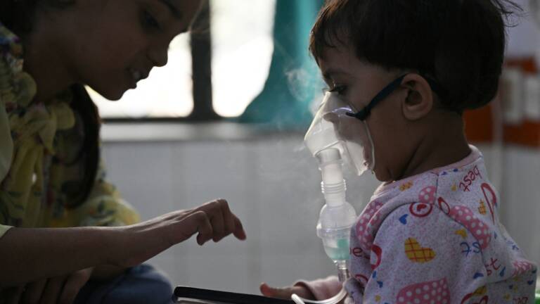 Planète (Inde/Asie) - 'Il ne fait que pleurer et tousser': les enfants, premières victimes de la pollution de l'air à New Delhi