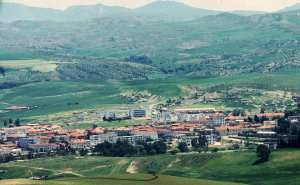 Sour El-Ghozlane (anciennement Aumale durant l'époque de l'Algérie française) est une commune de la wilaya de Bouira en Algérie.