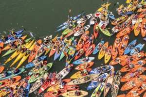 Planète (Océanie) - En Australie, le plus gros port de charbon du monde bloqué par des kayaks
