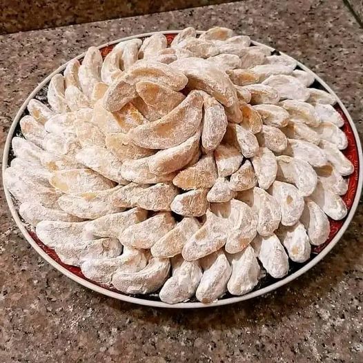 حلوة الهلال بالزنجلان وكاوكاو . حلويات زمان