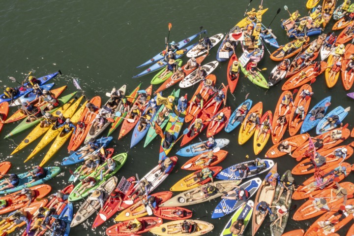 Planète (Océanie) - En Australie, le plus gros port de charbon du monde bloqué par des kayaks