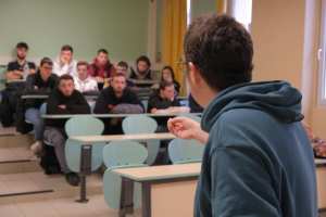 Planète (France/Europe) - Un cancer à 33 ans: victimes des pesticides, ils témoignent en lycée agricole