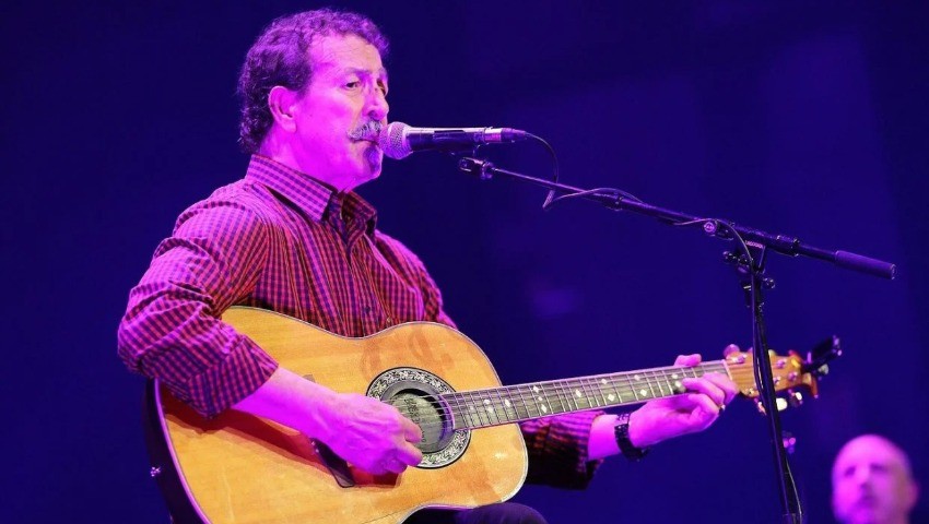 Gala à la Coupole et sortie de son nouvel album Les deux cadeaux de Aït Menguellet