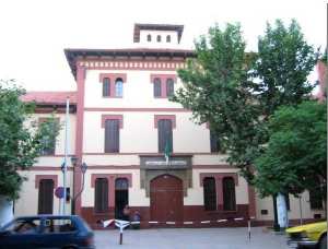 L'école moyenne Ibn Khaldoun ex collège de Slane  . L'article ci dessous éveillera les souvenirs de beaucoup d'entre vous.