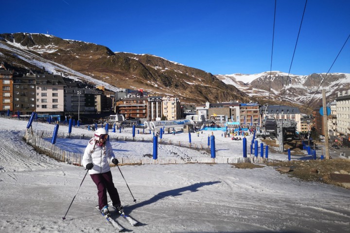 Planète (France/Europe) - Dans les Pyrénées, le ski s’accroche aux derniers flocons de neige