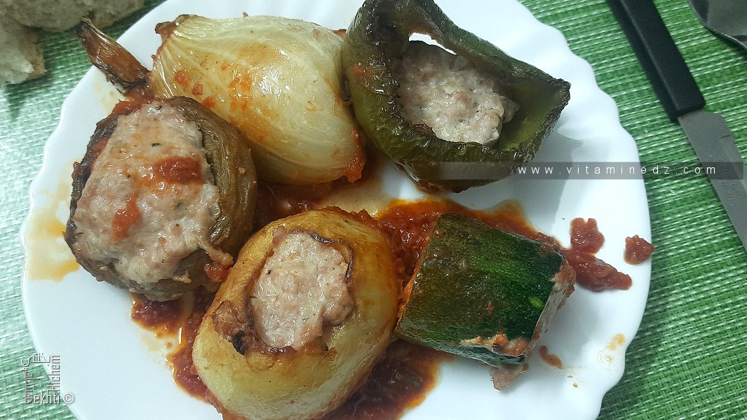 **عنوان: خضار محشوة بلحم الدجاج ومشوية في الفرن**