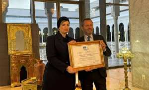 Mouloudji reçoit l'attestation d'inscription de  la gravure sur métal  sur la liste du patrimoine mondial immatériel de l'Unesco