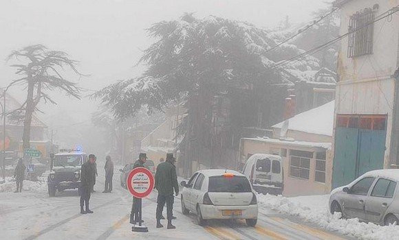 Algérie - Intempéries: Routes coupées et circulation difficile sur plusieurs axes du fait de l'accumulation de neige
