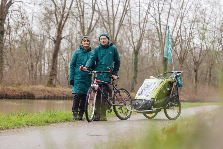 Planète (France/Europe) - Des Pyrénées à Paris, ils parcourent 900 km à pied contre les pesticides