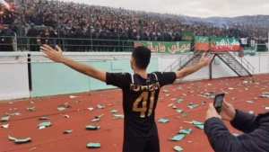 Algérie (Blida) - Football. Incidents du match CR Zaouïa - MC Alger:  11 mille chaises ont volé en éclats lors du match