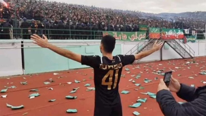 Algérie (Blida) - Football. Incidents du match CR Zaouïa - MC Alger:  11 mille chaises ont volé en éclats lors du match