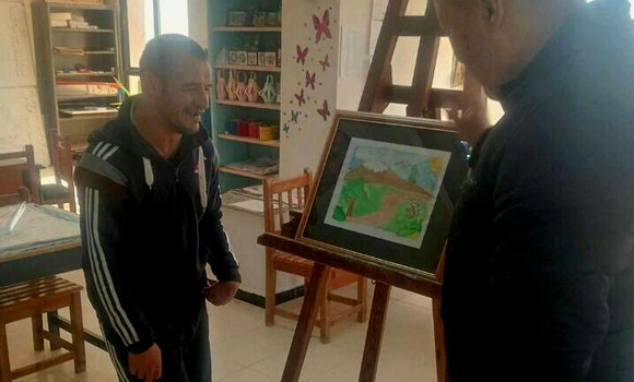 Mascara: les œuvres d’un artiste aux besoins spécifiques attirent le public