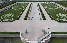 Planète (France/Europe) - Chenilles, champignons…:  Les menaces sur le buis sonnent-elles la mort des jardins à la française ?