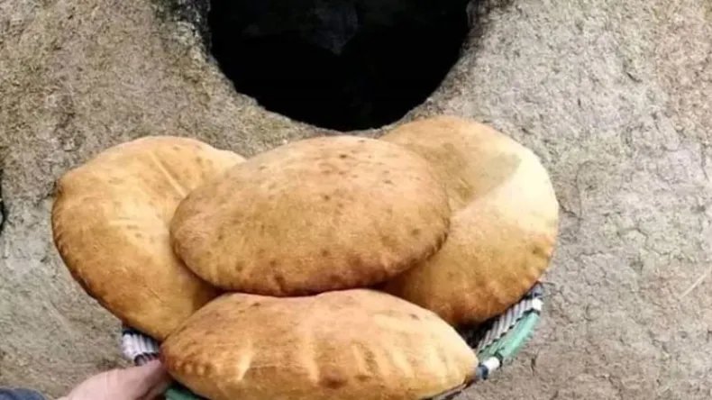 تعده سيدات منطقة المفروش بطريقة مميزة “خبز الفرينة” بذوق الأعشاب يتسيد الموائد التلمسانية