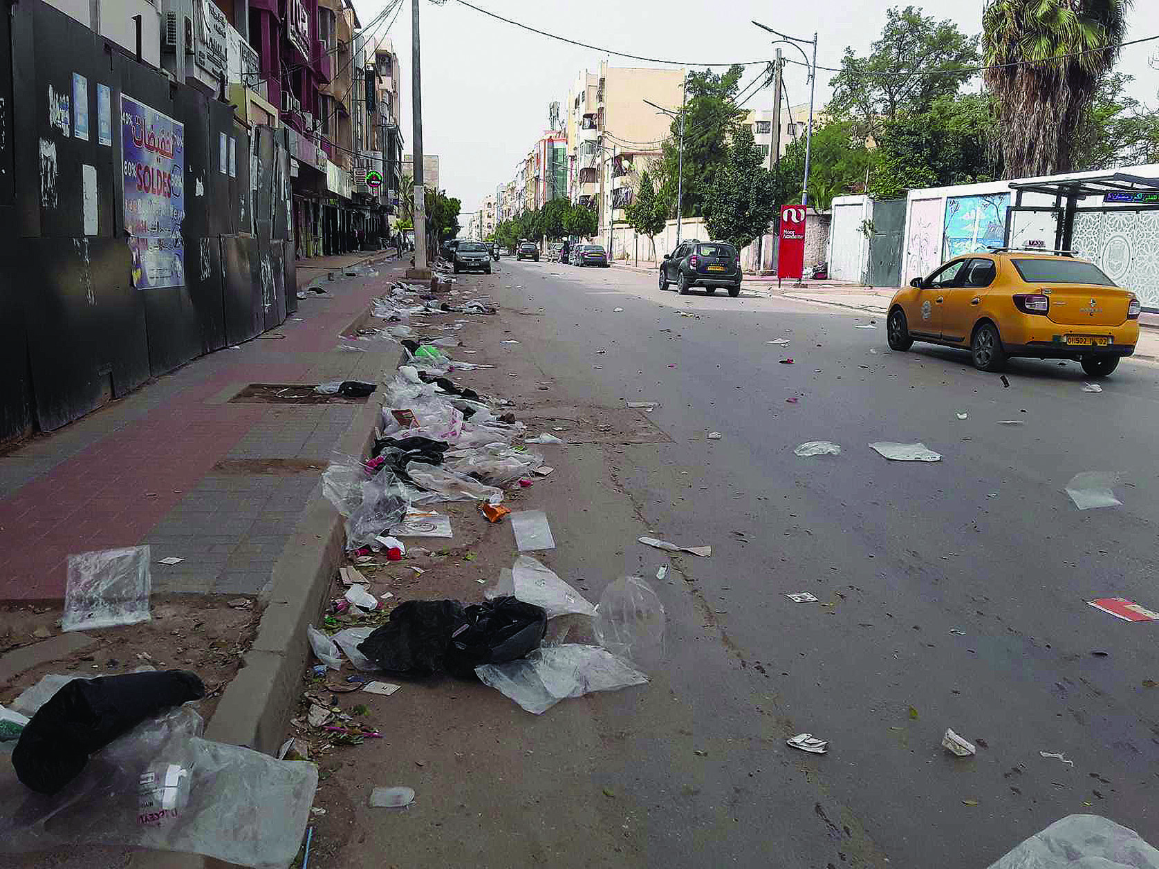 Algérie (Chlef) -  Les déchets envahissent la ville après des vents forts