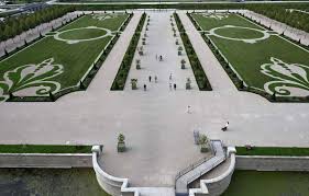 Planète (France/Europe) - Chenilles, champignons…:  Les menaces sur le buis sonnent-elles la mort des jardins à la française ?