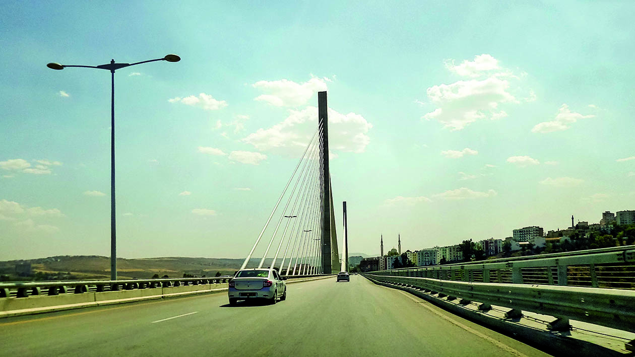 Algérie (Constantine) - Pont Salah Bey: Rien n’arrête les chauffards