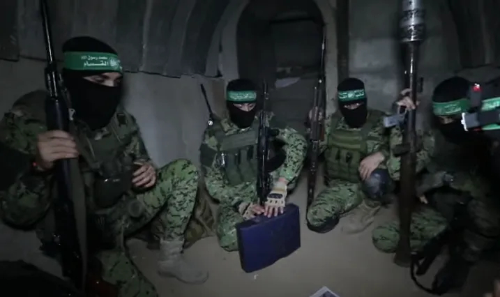 مشاهد مثيرة لأحد أنفاق غزة