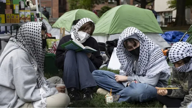 رئيس الكونغرس يدعو لسحب تأشيرات الطلاب الأجانب المشاركين بمظاهرات فلسطين