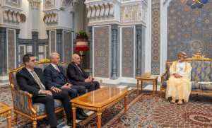 عطاف يسلم رسالة خطية من رئيس الجمهورية إلى سلطان عمان