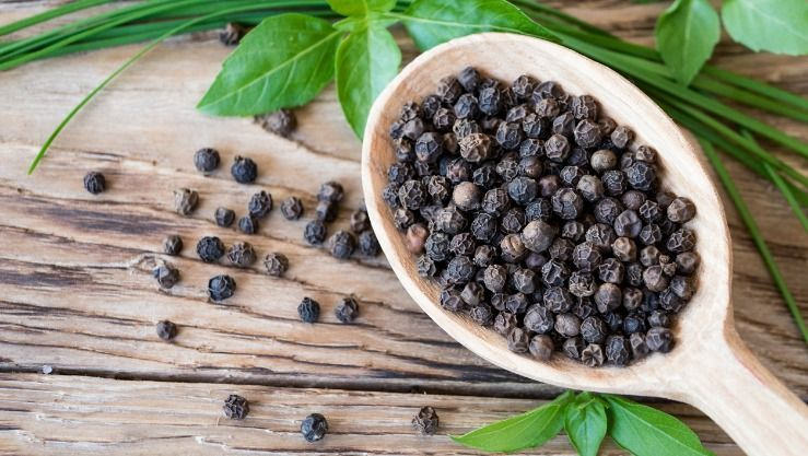 من بينها محاربة البكتيريا.. تعرف على فوائد الفلفل الأسود