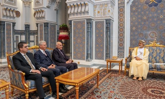 عطاف يسلم رسالة خطية من رئيس الجمهورية إلى سلطان عمان