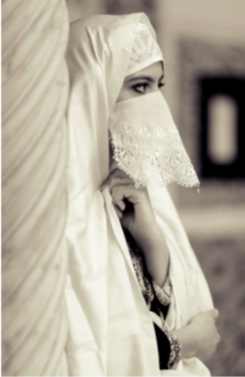 Symbole d'élégance, d'identité et de résistance de la femme algérienne