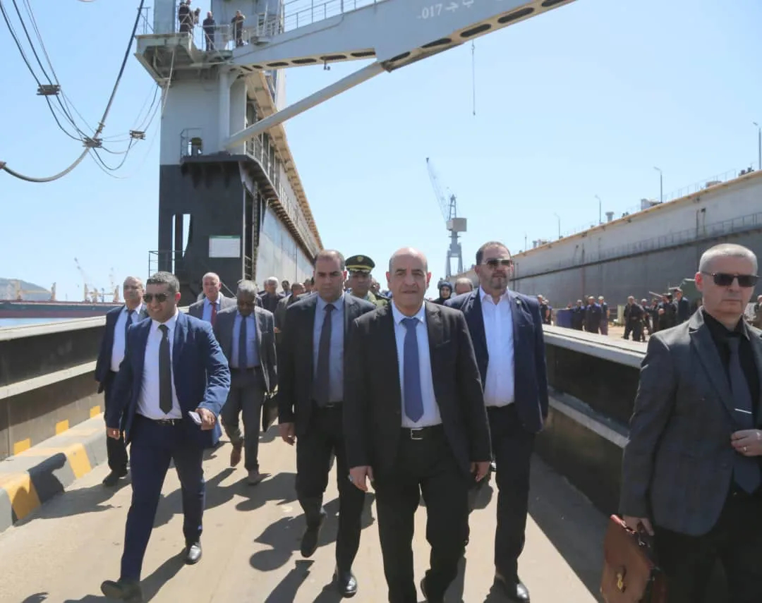 Le ministre des transports effectue une visite au port de Bejaia