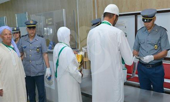 حج-2024: مغادرة أول فوج من الحجاج من مطار وهران الدولي إلى البقاع المقدسة