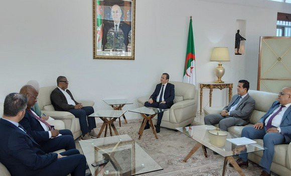 Arkab examine les possibilités de coopération avec le ministre mozambicain de l'Economie et des Finances